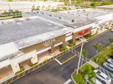 Téléchargez les photos : Davie, FL, USA - January 3, 2022: Aerial photo Davie Tower Shops Ultra Beauty shop - en image libre de droit