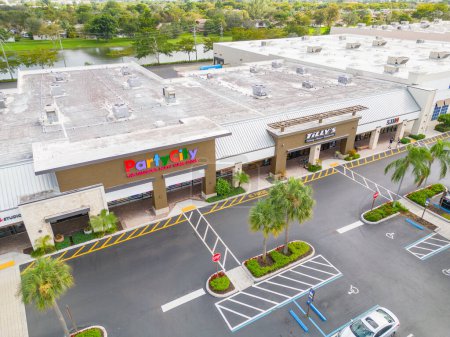 Téléchargez les photos : Davie, FL, USA - January 3, 2022: Aerial photo Davie Tower Shops Party City and Tillys - en image libre de droit