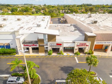 Téléchargez les photos : Davie, FL, USA - January 3, 2022: Aerial photo Davie Tower Shops Gamestop - en image libre de droit