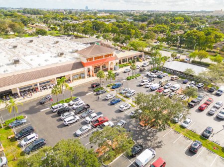 Téléchargez les photos : Davie, FL, USA - January 3, 2022: Aerial photo Davie Tower Shops Home Depot - en image libre de droit