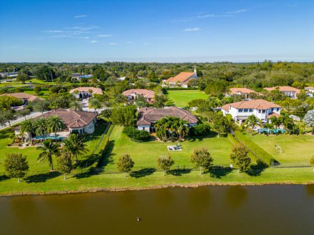 Téléchargez les photos : Davie, FL, USA - January 6, 2022: Aerial photo luxury mansions at Parkside Estates development - en image libre de droit