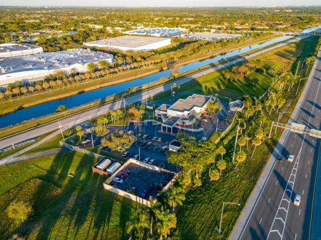 Téléchargez les photos : Sunrise, FL, USA - January 6, 2022: Aerial photo of the FHP Florida Highway Patrol Troop L station - en image libre de droit