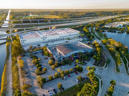 Téléchargez les photos : Sunrise, FL, USA - January 6, 2022: Aerial photo of Harley Davidson dealership near highways - en image libre de droit
