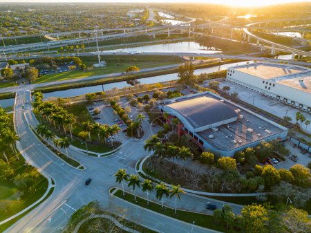 Foto de Sunrise, FL, USA - January 6, 2022: Aerial photo of Harley Davidson dealership near highways - Imagen libre de derechos