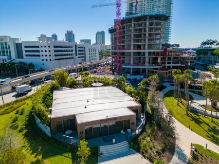 Foto de Miami Beach, FL, USA - January 10, 2023: Aerial photo Five Park sales center at Canopy Park - Imagen libre de derechos