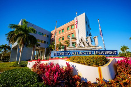 Foto de Davie, FL, USA - January 12, 2023: Photo of the Florida Atlantic University FAU Davie West Building and sign - Imagen libre de derechos