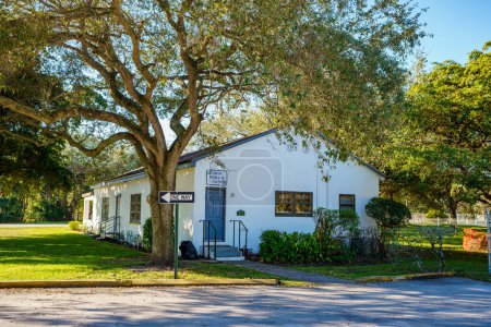 Foto de Davie, FL, USA - January 12, 2023: Davie Womans Club historic building established in 1922 - Imagen libre de derechos