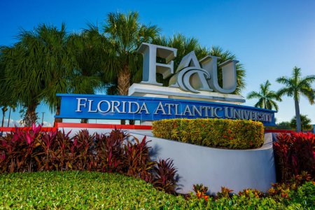 Téléchargez les photos : Davie, FL, USA - January 12, 2023: Florida Atlantic University campus Davie FL entrance sign - en image libre de droit