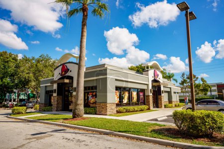 Foto de Davie, FL, USA - January 12, 2023: Photo of shops and restaurants at Tower Shops outdoor mall Davie Florida - Imagen libre de derechos