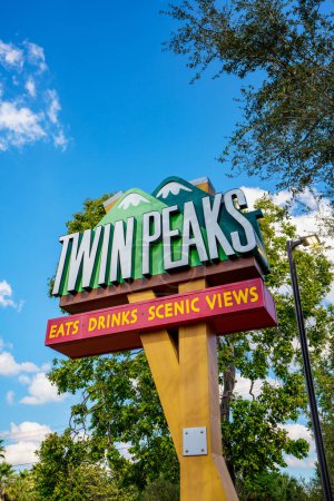 Téléchargez les photos : Davie, FL, USA - January 12, 2023: Photo of the Twin Peaks restaurant sign Davie Florida - en image libre de droit