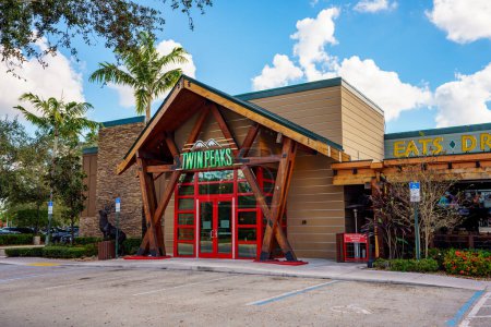 Foto de Davie, FL, USA - January 12, 2023: Photo of Twin Peaks Restaurant and Bar at Tower Shops outdoor mall Davie Florida - Imagen libre de derechos