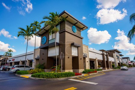 Foto de Davie, FL, USA - January 12, 2023: Photo of shops and restaurants at Tower Shops outdoor mall Davie Florida - Imagen libre de derechos