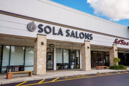 Foto de Davie, FL, USA - January 12, 2023: Photo of shops and restaurants at Tower Shops outdoor mall Davie Florida Sola Salons - Imagen libre de derechos