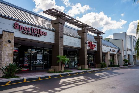 Téléchargez les photos : Davie, FL, USA - January 12, 2023: Photo of shops and restaurants at Tower Shops outdoor mall Davie Florida - en image libre de droit