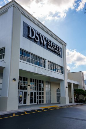 Téléchargez les photos : Davie, FL, USA - January 12, 2023: Photo of shops and restaurants at Tower Shops outdoor mall Davie Florida DSW Show Warehouse - en image libre de droit
