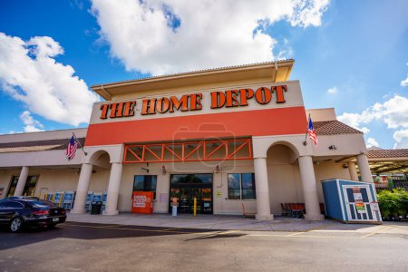 Téléchargez les photos : Davie, FL, USA - January 12, 2023: Photo of The Home Depot at Tower Shops outdoor mall Davie Florida - en image libre de droit
