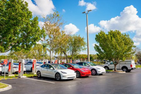 Téléchargez les photos : Davie, FL, USA - January 12, 2023: Tesla supercharger at Tower Shops Davie Florida - en image libre de droit
