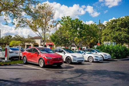 Téléchargez les photos : Davie, FL, USA - January 12, 2023: Tesla supercharger at Tower Shops Davie Florida - en image libre de droit