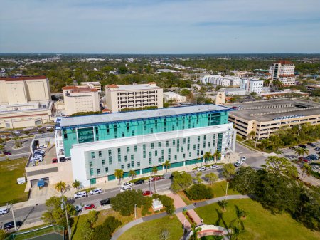 Téléchargez les photos : Sarasota, FL, USA - January 18, 2023: Aerial drone photo Sarasota Police Department Building - en image libre de droit
