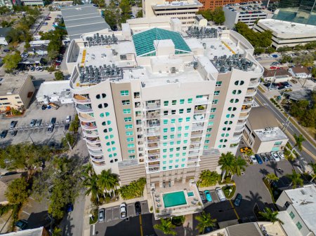 Téléchargez les photos : Sarasota, FL, USA - January 18, 2023: Aerial photo Rivo At Ringling Condominium - en image libre de droit