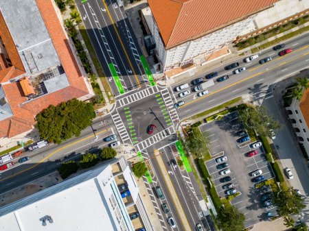 Téléchargez les photos : Aerial overhead shot green painted bike lanes in the city Sarasota FL USA - en image libre de droit