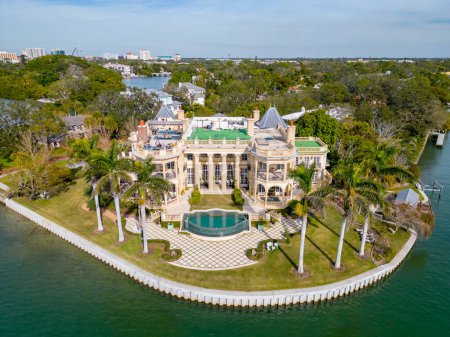 Foto de Sarasota, FL, USA - January 18, 2023: Aerial photo luxury waterfront mansion Sarasota Florida - Imagen libre de derechos