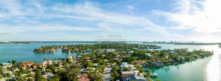 Téléchargez les photos : Aerial panorama photo luxury homes in Bird Key Sarasota Florida USA - en image libre de droit