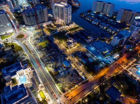 Téléchargez les photos : Night aerial photo construction site Downtown Sarasota FL USA - en image libre de droit
