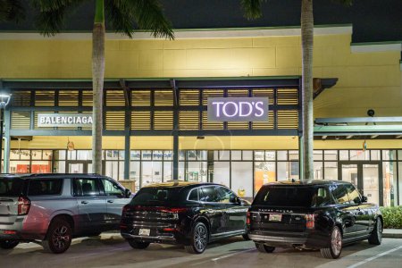 Téléchargez les photos : Sunrise, FL, USA - January 23, 2023: Shops Tods and Balenciaga at Sawgrass Mills Mall - en image libre de droit