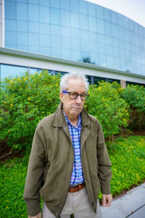 Téléchargez les photos : Grumpy old man in a weather jacket - en image libre de droit