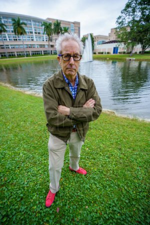Téléchargez les photos : University professor on campus by a lake - en image libre de droit
