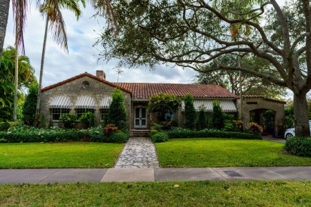 Foto de Coral Gables, FL, USA - January 28, 2023: Photo of a historic landmark home in Coral Gables Granada area - Imagen libre de derechos