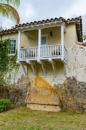 Foto de Coral Gables, FL, USA - January 28, 2023: Photo of a historic landmark home in Coral Gables Granada area - Imagen libre de derechos