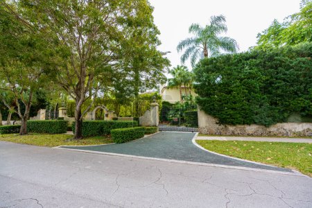 Téléchargez les photos : Coral Gables, FL, USA - January 28, 2023: Photo of a historic landmark home in Coral Gables Granada area - en image libre de droit