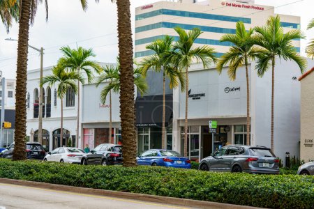 Téléchargez les photos : Coral Gables, FL, USA - January 28, 2023: Photo of shops and restaurants in Miami on Coral Way - en image libre de droit