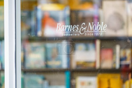 Foto de Coral Gables, FL, USA - January 28, 2023: Photo of Barnes and Noble blur through window showing business logo - Imagen libre de derechos