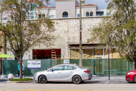 Foto de Coral Gables, FL, USA - January 28, 2023: Old building being rebuilt in Coral Gables Miami FL - Imagen libre de derechos