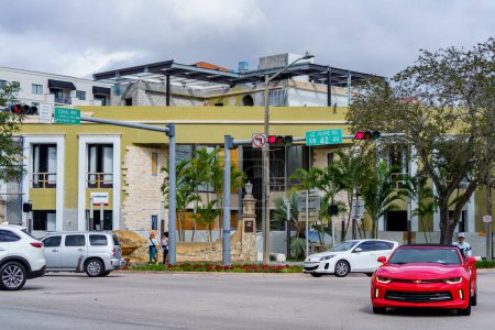 Téléchargez les photos : Coral Gables, FL, USA - January 28, 2023: Photo of intersection of Coral Way and Le Jeune Road Miami - en image libre de droit