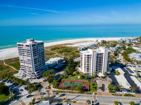 Téléchargez les photos : Siesta Key, FL, États-Unis - 30 janvier 2023 : Photo aérienne de drone Beach Terrace and Terrace East Condominium Buildings on Siesta Beach FL - en image libre de droit