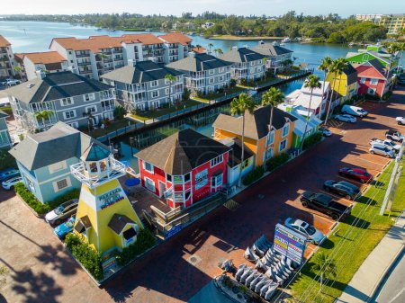 Téléchargez les photos : Sarasota, FL, États-Unis - 30 janvier 2023 : Photo aérienne boutiques touristiques colorées à quai et locations de jet ski Sarasota Beach FL - en image libre de droit