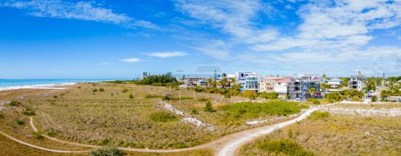 Foto de Aerial panorama Siesta Keyy dunes with beachfront homes under construction - Imagen libre de derechos
