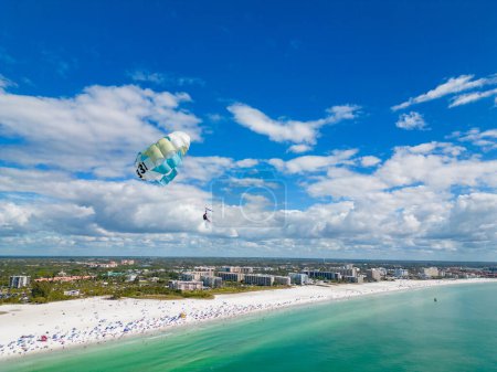 Foto de Aerial photo parasailing on the beach - Imagen libre de derechos