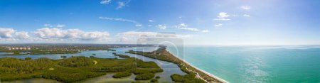 Téléchargez les photos : Aerial panorama nature preserve Sarasota FL near Turtle Beach Gulf of Mexico - en image libre de droit
