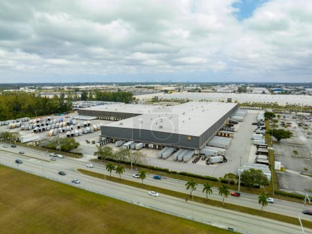 Foto de Miami, FL, USA - January 28, 2023: Aerial photo UPS Distribution Center Hialeah FL - Imagen libre de derechos