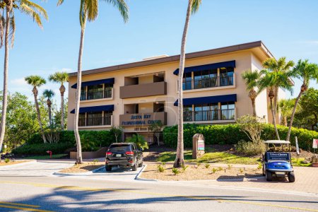 Foto de Siesta Key, FL, Estados Unidos - 30 de enero de 2023: Edificio de oficinas Siesta Key Professional Center - Imagen libre de derechos