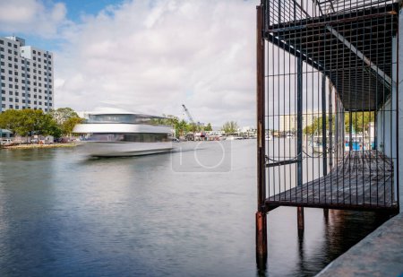 Téléchargez les photos : Photo longue exposition d'un bateau passant sur la rivière Miami - en image libre de droit