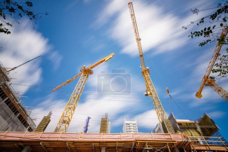 Foto de Miami, FL, USA - February 9, 2023: Building construction site Miami Brickell. Stages inspection. Long exposure with motion blur - Imagen libre de derechos