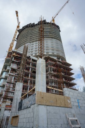 Foto de Edificios de gran altura en construcción en la ciudad - Imagen libre de derechos