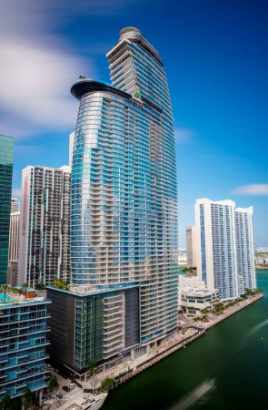 Foto de Miami, FL, Estados Unidos - 9 de febrero de 2023: Foto del recién construido Aston Martin Residences Miami River. Agua de larga exposición y desenfoque del cielo - Imagen libre de derechos