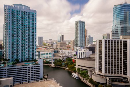 Foto de Downtown Miami buildings surrounding the Miami river - Imagen libre de derechos